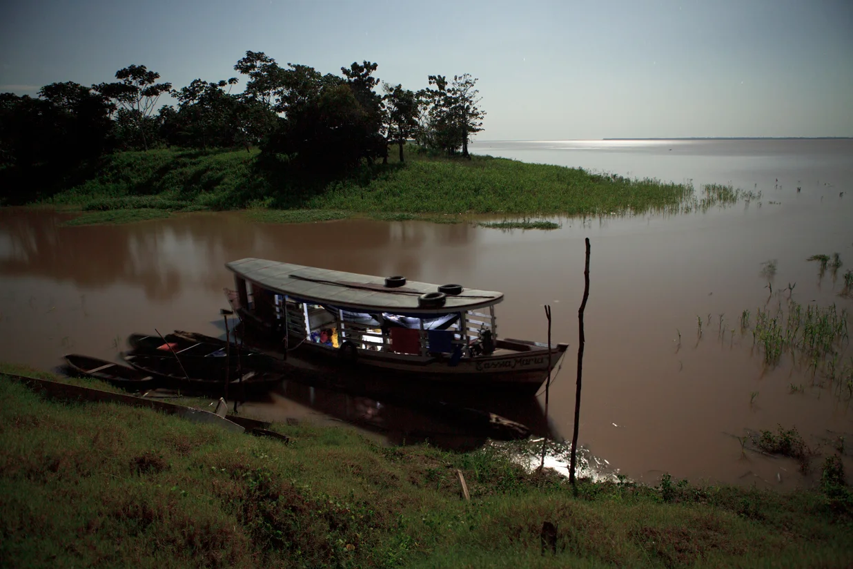aaron+chervenak+river+house+boat+amazon+lifestyle+brazil+riberinho+night+pier+people.jpg