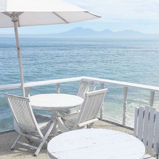 Waiting for you to come visit @sunsurfstay 🌅 .
.
.
.
.
.
.
📷 @csr_skl #bingin #binginbeach #beach #resturants #daydream #white #blue #beach #bali #visitindonesia #holiday #airbnbphoto #airbnb #travel #simple #minimalist #nature