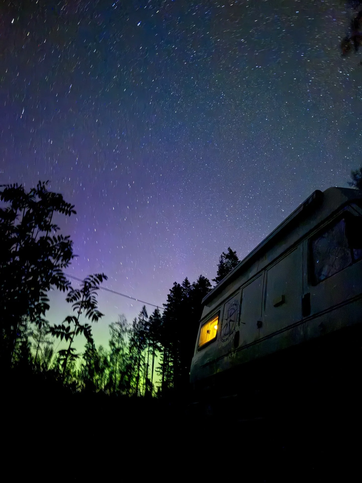 Eerste avond in Zweden en gelijk met de neus in de boter: het eerste kleine beetje Noorderlicht tegen een waanzinnige sterrenhemel met vallende sterren boven de camper 💚