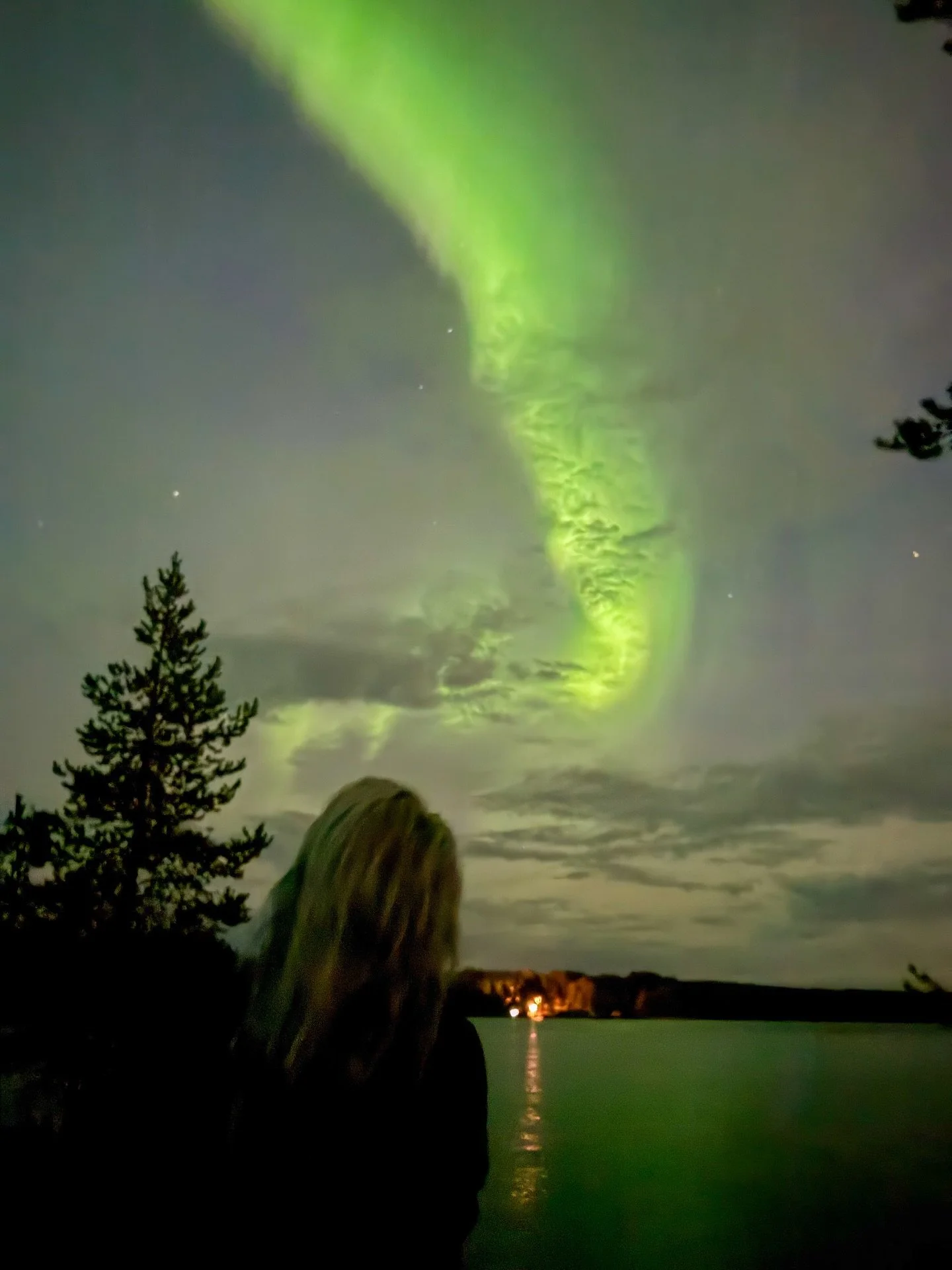 Precies op het moment dat we besloten om boven de poolcirkel te wildkamperen liet de natuur zich van haar beste kant zien: dansende groene en soms roze lichten boven ons kampvuurtje en oude kampeerbusje in the middle of nowhere. Het auroraseizoen is 
