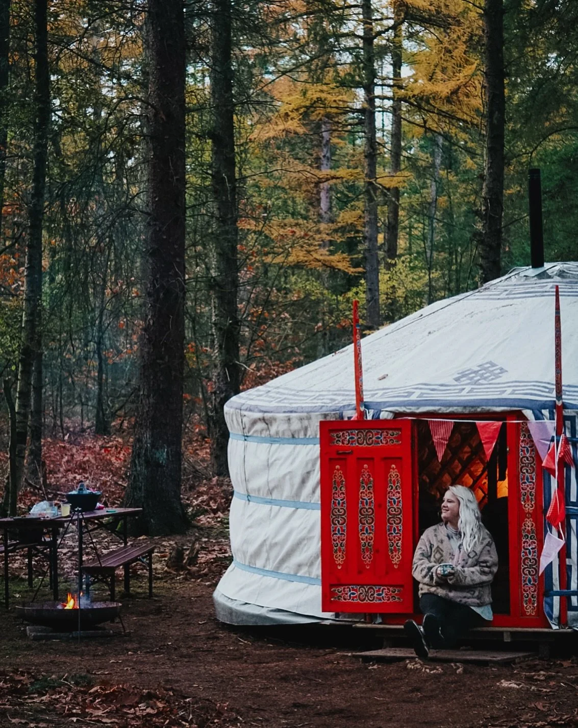 Bos, vuurtje, slingers ❤️ Ik had geen betere plek kunnen wensen om jarig te zijn dan het magische @winterwoodscamping 🌲 

#winterwoods #yurtlife #uitgenodigd