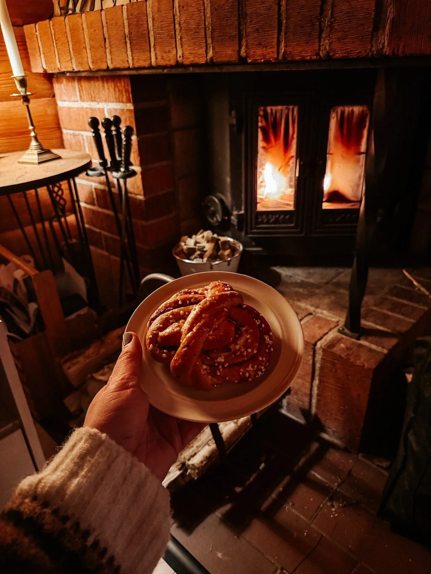 Januari. Mooi begin van het nieuwe jaar wel 🫶🏻 

1. kanelbullar bij het haardvuur in Zweden
2. sneeuw op nieuwjaarsdag!
3. lange rare sneeuwman gemaakt genaamd Martin (vernoemd naar Martin Rohde van The Bridge omdat we dat toen keken, niemand weet 