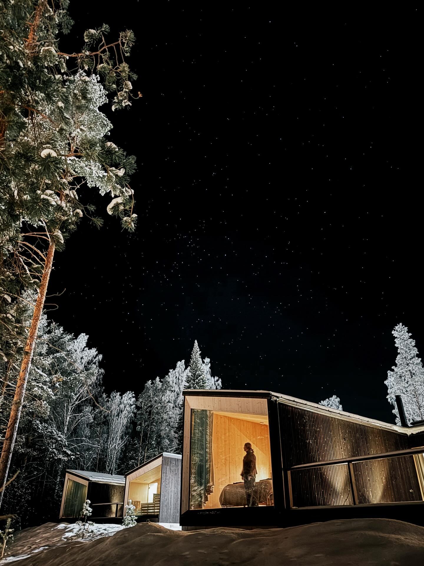 Straight up living the Finnish dream bij @kanavaresort aan Lake Saimaa 🤎 Wat een plek, wat een uitzicht. Hier mag je me dus echt (voor) wakker maken, kan uren kijken naar het bevroren meer vanuit bed. Een droom! 💭 

#visitlakesaimaa #frozensaimaa #