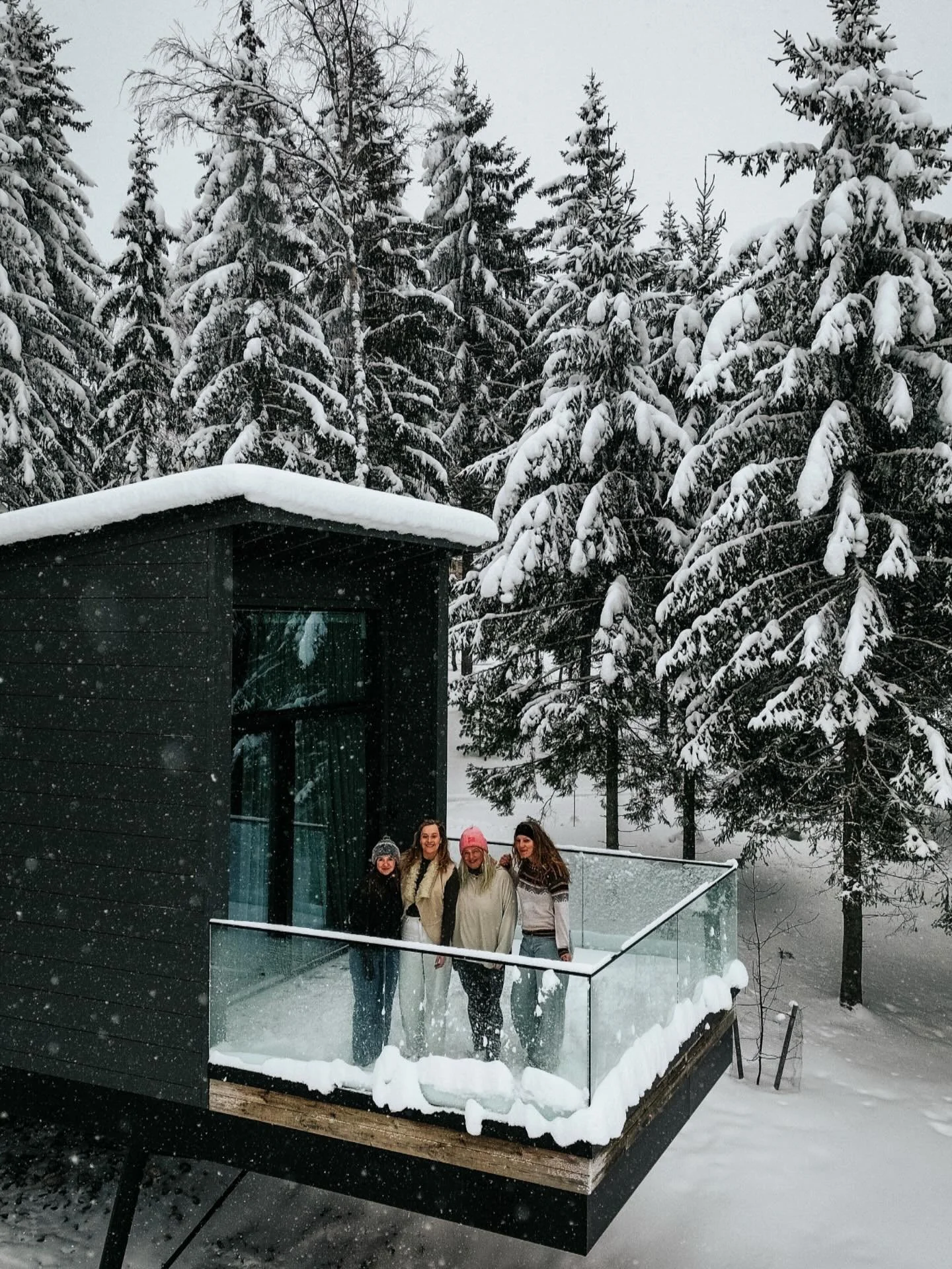 Liefde voor Finland en het mooie @pihlasresort ❤️ Dit is gewoon alweer een maand geleden! De tijd gaat zooooo snel en mis Finland echt. Wat zijn jullie reisplannen voor dit jaar? ⬇️