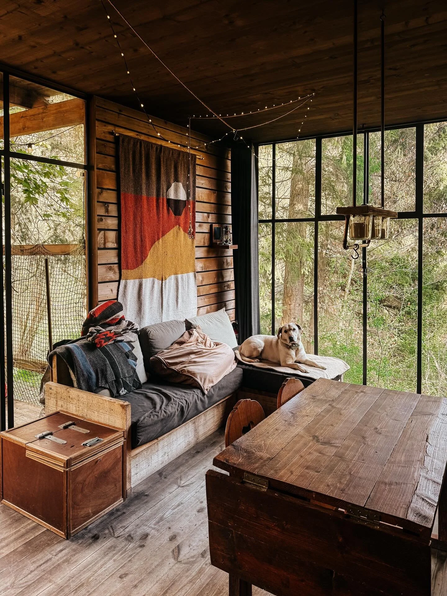 Cosy weekend bij @nutchel_cabins 💚 Zonder wifi en televisie, maar met manden vol lekkers, geweldige cabins, kaarsjes en lichtsnoeren, heerlijke bedden, haardvuurtje en slow living vibes verstopt tussen de bomen. Precies de sfeer waar ik zo gek op be