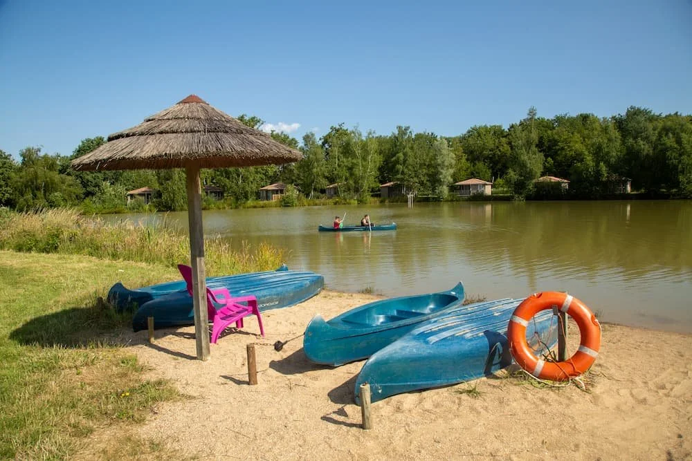 les-castels-campings-france-vacances-etang-canoes.jpg