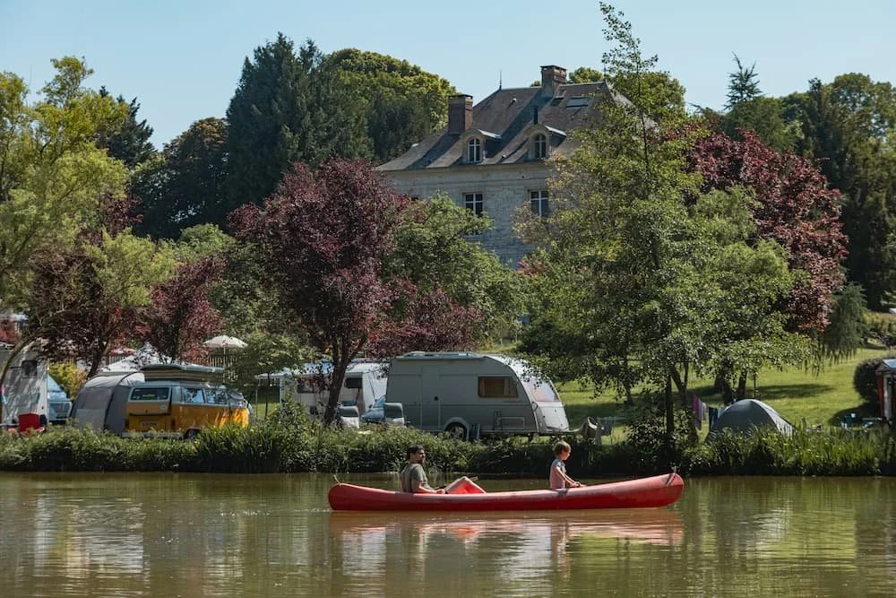 les-castels-campings-france-vacances-chateau-caravane-activite-canoe.jpg