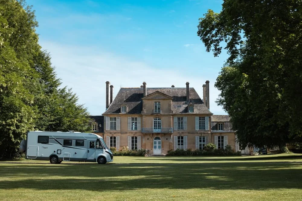 les-castels-campings-france-chateau-camping-car (1).jpg