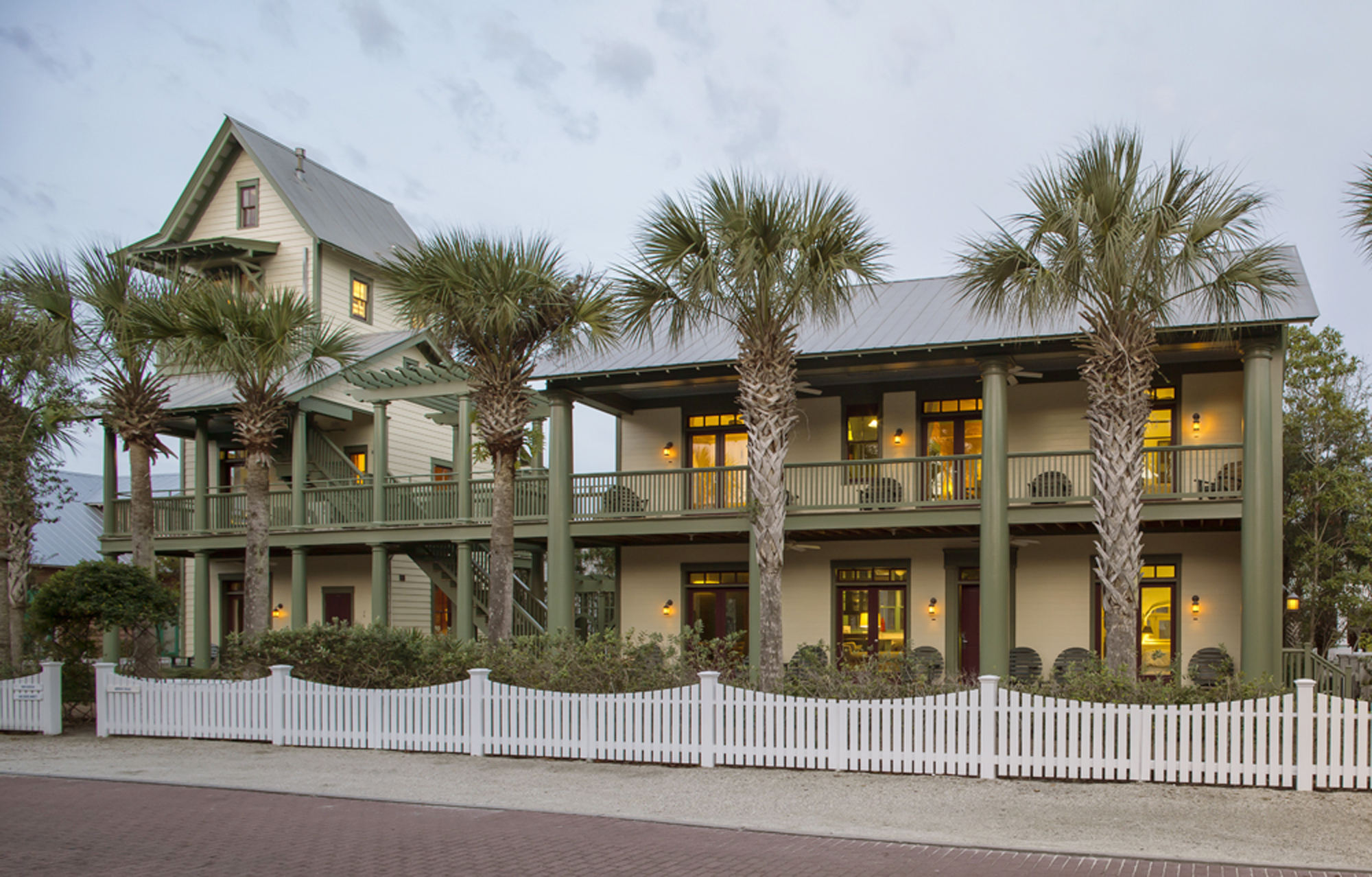 Seaside_Florida.Beach.Natchez_House.New_Urbanism.CNU.Courtyard.Walkable.Robert_Orr_&_Associates.Architecture.Landscape_Architecture.Urbanism.Natchez_Street_View.jpg