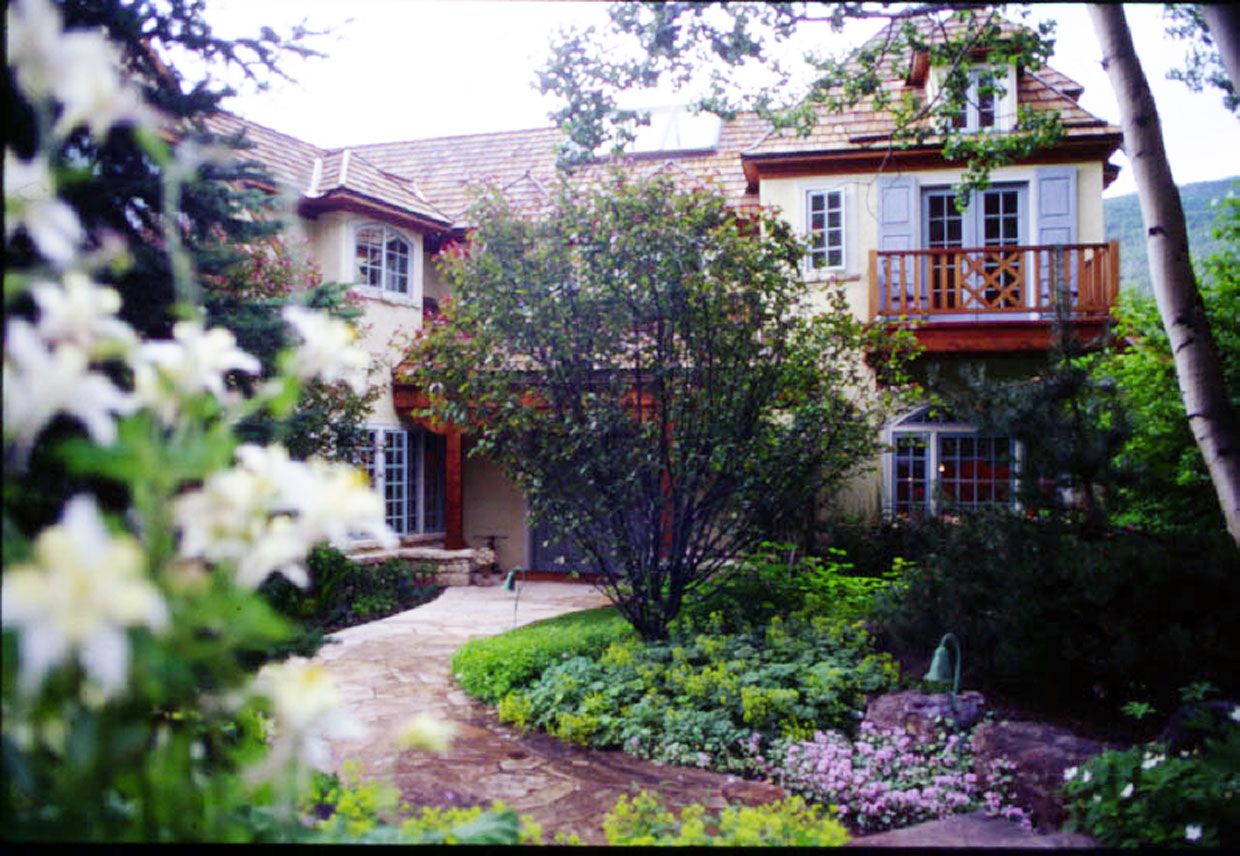 Vail.Colorado.Forbes.Ski_House.Robert_Orr_&_Associates.Architecture.Landscape_Architecture.Urbanism.Entry_Courtyard.jpg