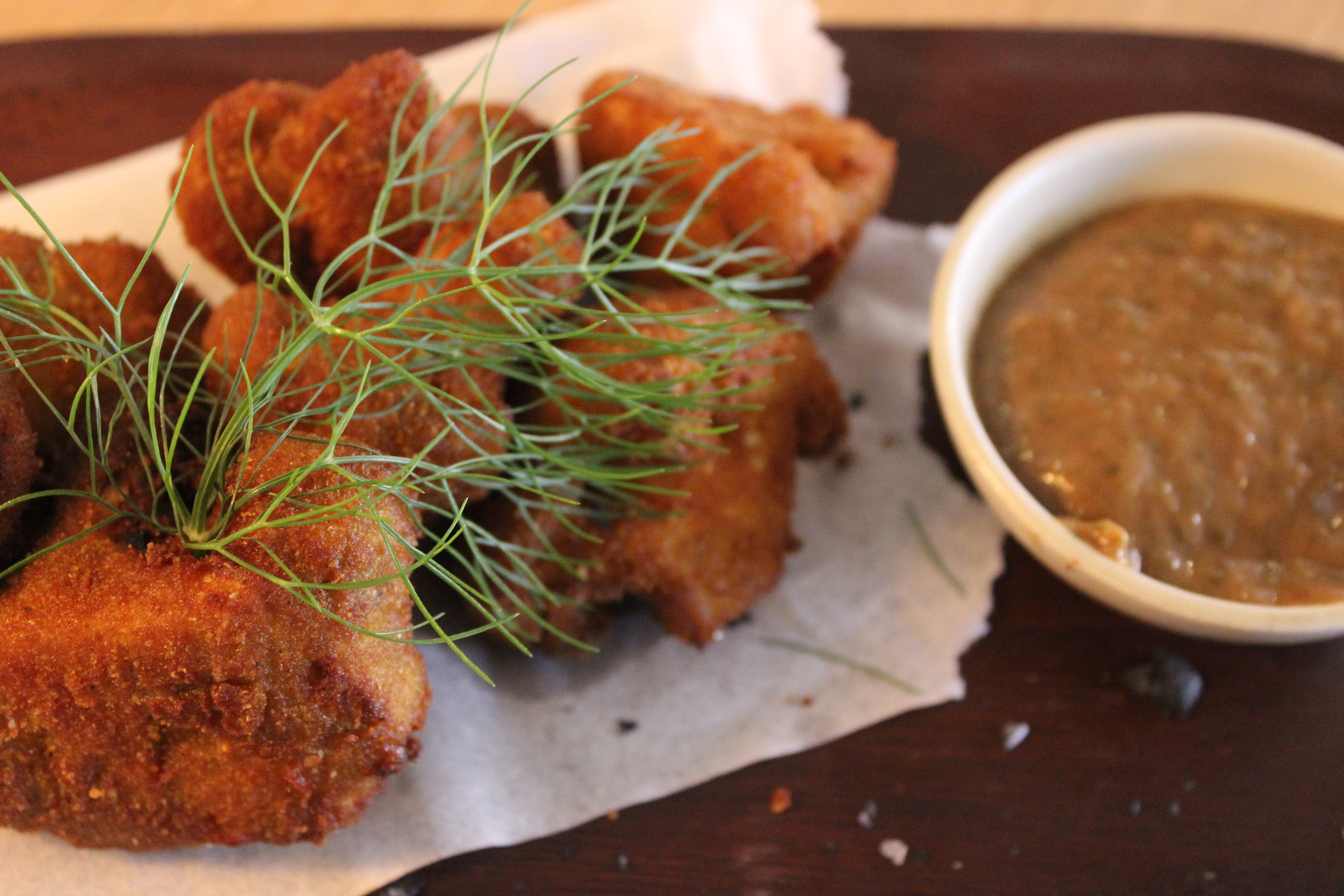 Fried cauliflower with tamarind and mint dipping sauce - Coliflor frito con salsa de tamarindo y menta