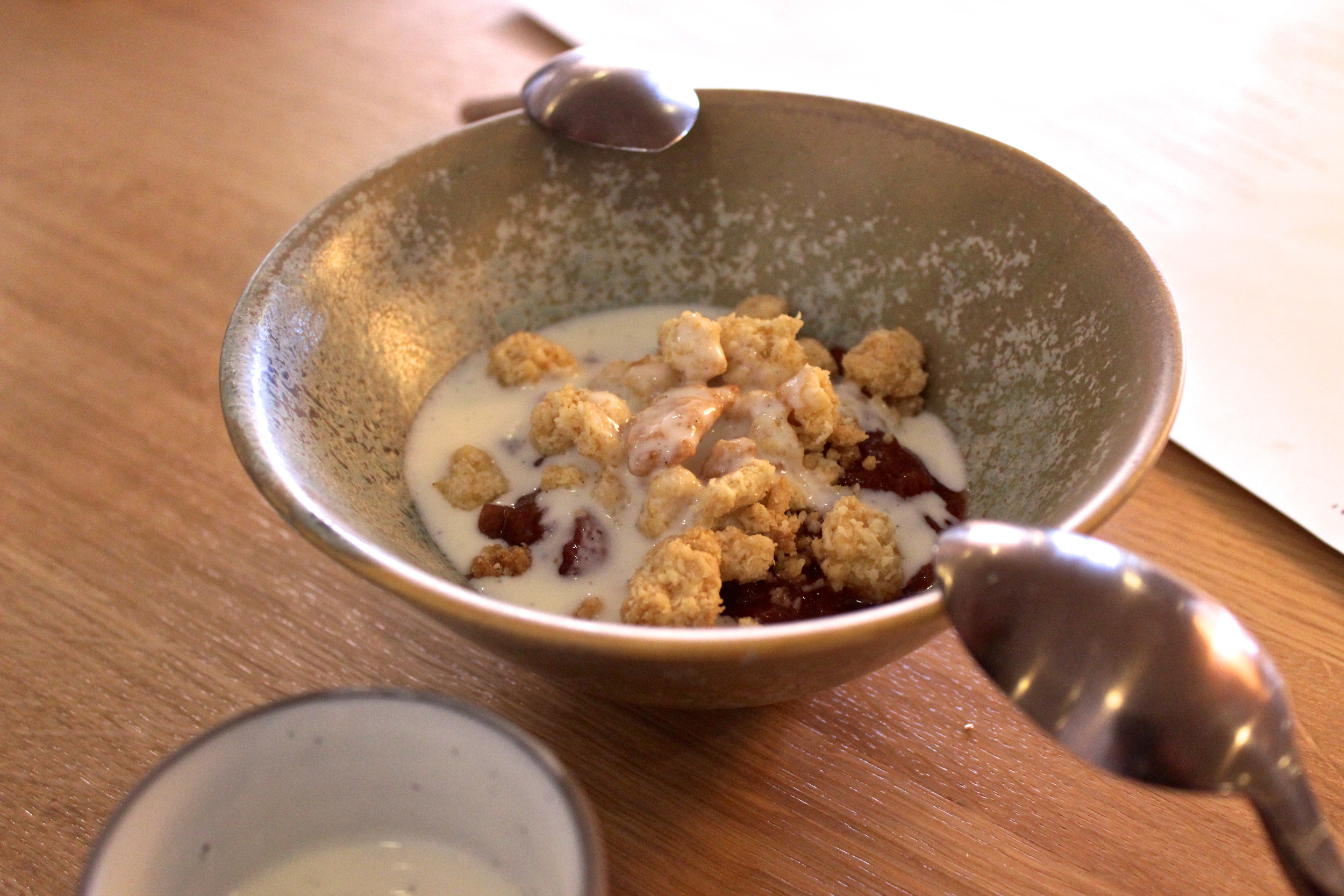 Rhubarb and Strawberry Crumble with vanilla sauce - Crumble de ruibarbo y fresa con salsa de vainilla