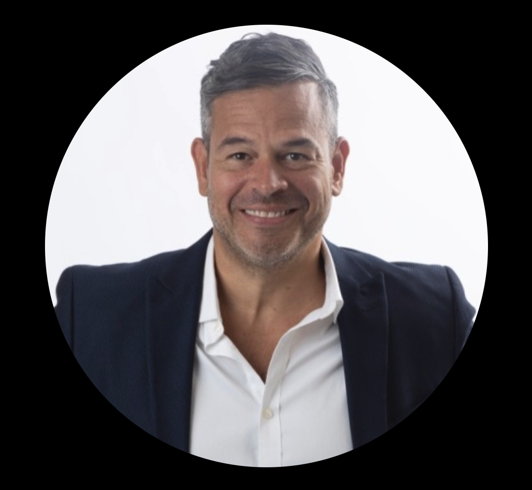 Photo portrait of Leo Ribas