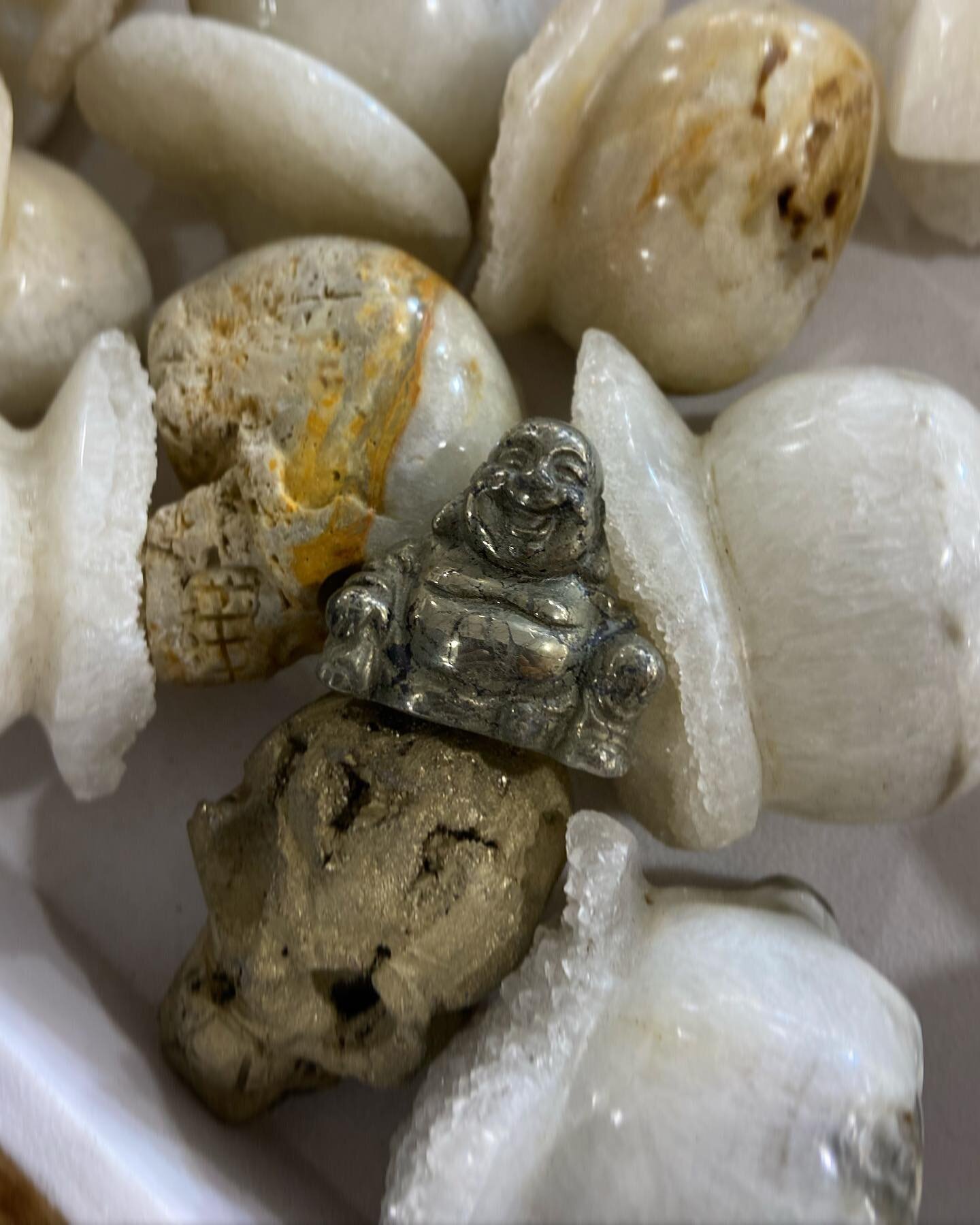 The laughing Buddha is considered as a symbol of happiness, abundance, contentment and wellbeing. Laughing Buddha statues are considered auspicious and are often kept in homes and offices for positive energy and good luck. 🙏✨🕉