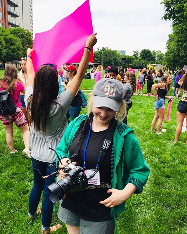 Hustle baby 📷 It&rsquo;s hard 2 b short while covering large crowd events w/ lots of tall signs &amp; high banners, but you make it work! 😂 (thank you to @ca_judge for a decent working photo of me &amp; thank you to @voicesunitedforwomen for inviti