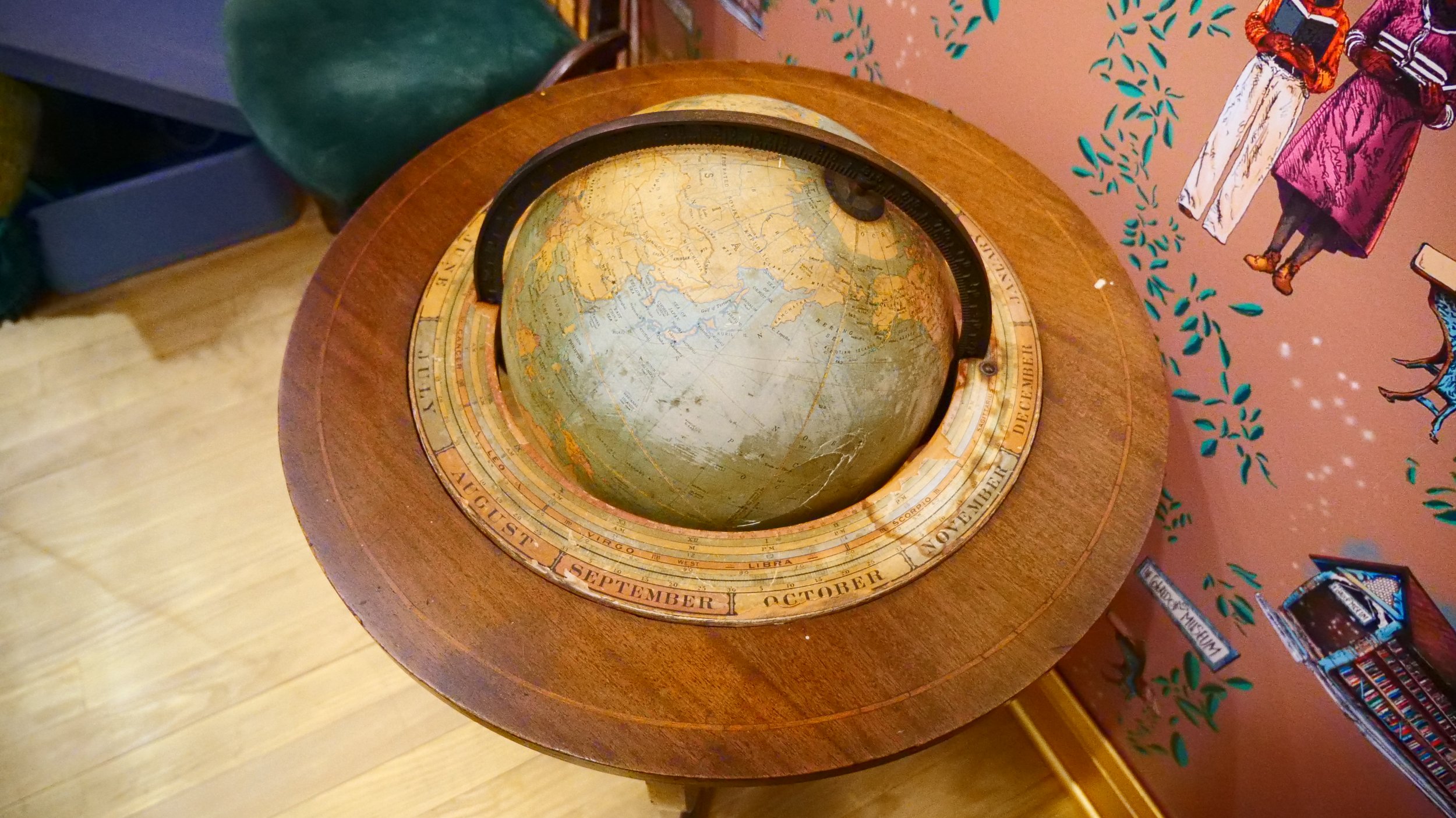  Vintage globe. 