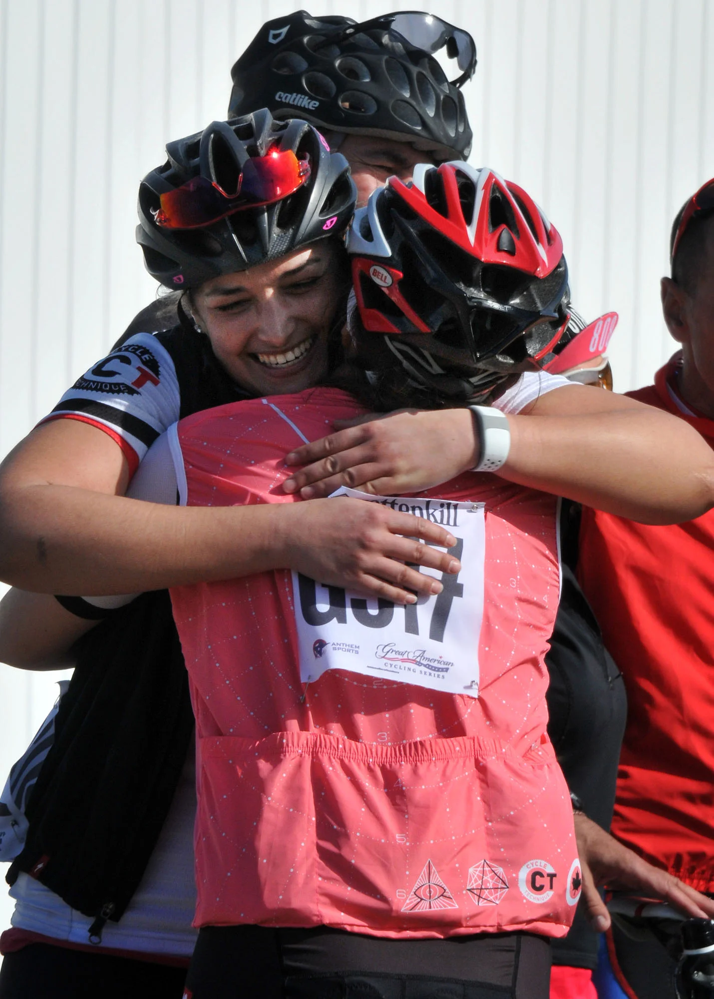 Celebration with friends after successfully finishing the race. © Dave Kraus/ krausgrafik.com