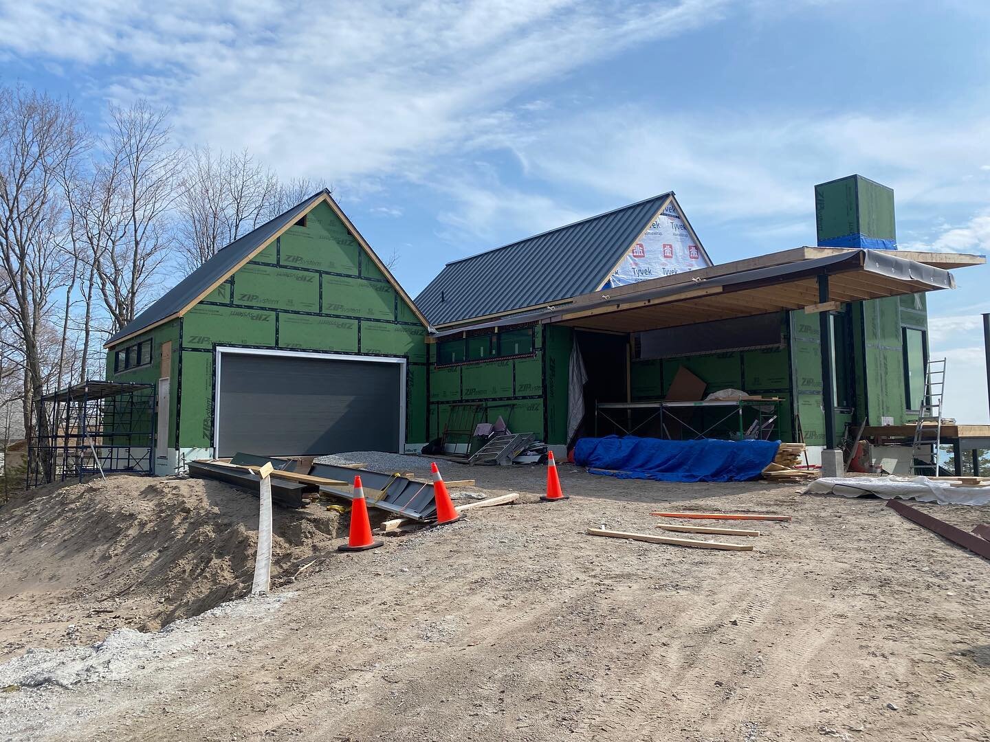 Roof looks sharp! 

&bull;
Window &amp; Door Supply: @loewenwindows
Roofing Supply: @cr_systems 
Roofing Install: @agroofing 
Wood Ceiling Supply: @reesemadisonco
&bull;
#cabininthewoods #cabinlife #cabins #interiordetails #interiordesignideas #detai