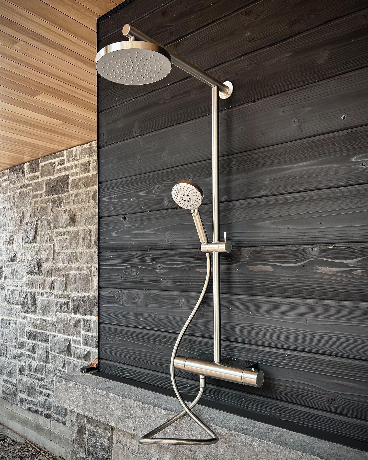 Outdoor showering in Style!

&bull;
Finishes Design: @ihdbuild
Engineering: @quantumeng
Exterior Wood Supply:@reesemadisonco
Electrical Supply &amp; Install: @electricallayoutdesign
Excavation: @tinneys1957
Landscaping: @nicolepattendenlandscapdesign