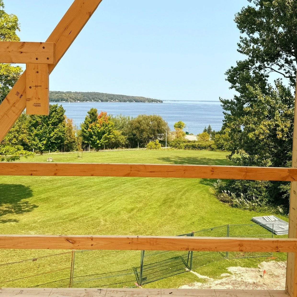 Quietly capturing the best view in Midland.
[ Midland, Ontario | 2400 sf ]