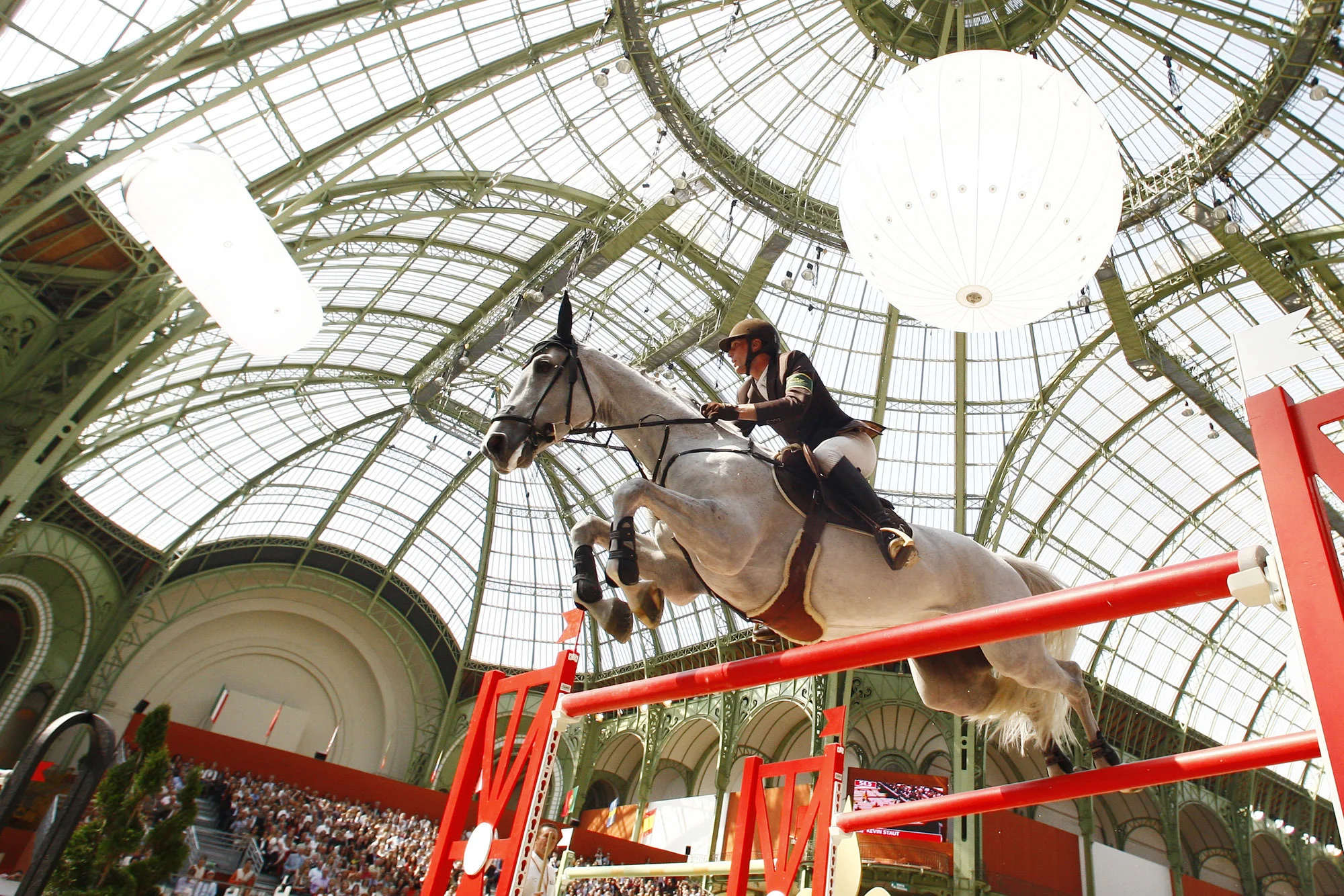Her sene Hermès tarafından Paris Grand Palais'de düzenlenen engel atlama yarışı