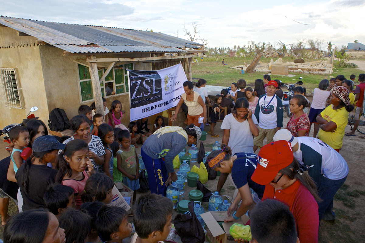  Distributing emergency supplies in Dunganon Bank, Bantayan. Photo by Steve de Neef