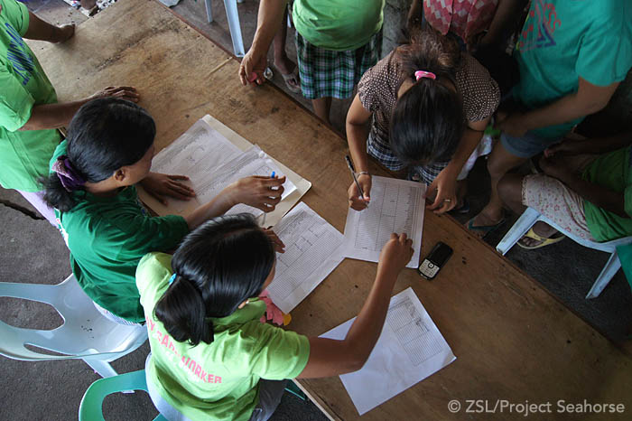 Registering for emergency relief assistance. Photo: Chai Apale/Project Seahorse