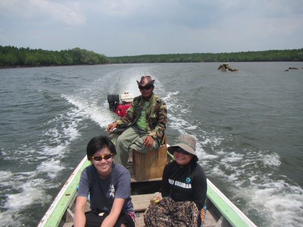 Dr. Tse-Lynn Loh and field assistant Top aboard a long-tail boat out of Panwa Bay, at the southeastern corner of Phuket, Thailand. Photo: Lindsay Aylesworth/Project Seahorse