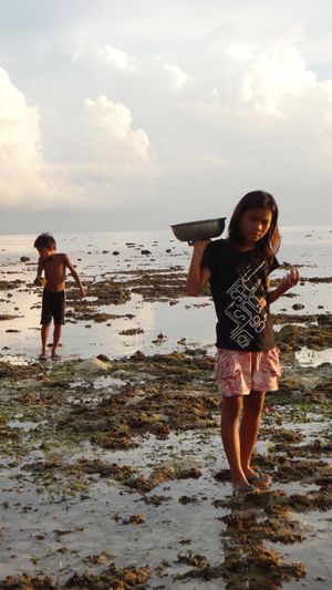 Kids gleaning. Photo: Danika Kleiber/Project Seahorse
