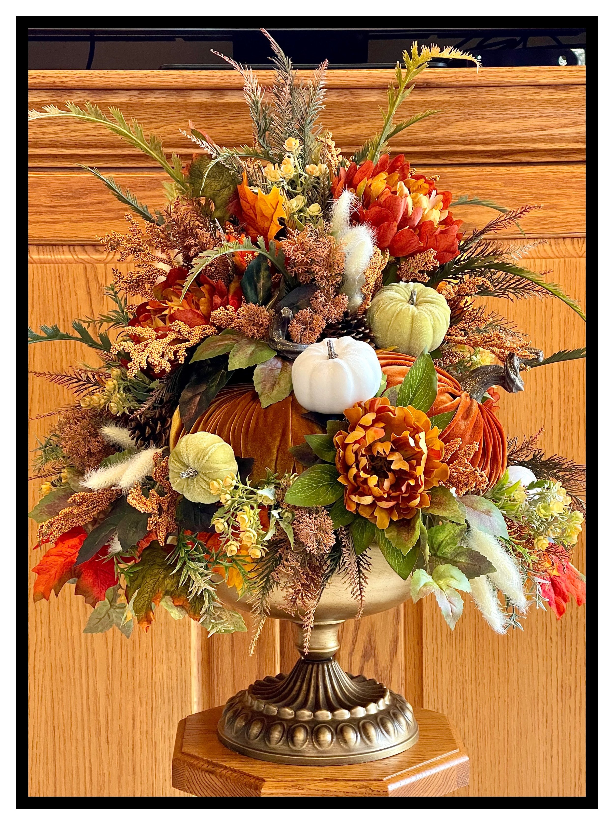 Large Chic Thanksgiving Centerpiece With Pumpkins