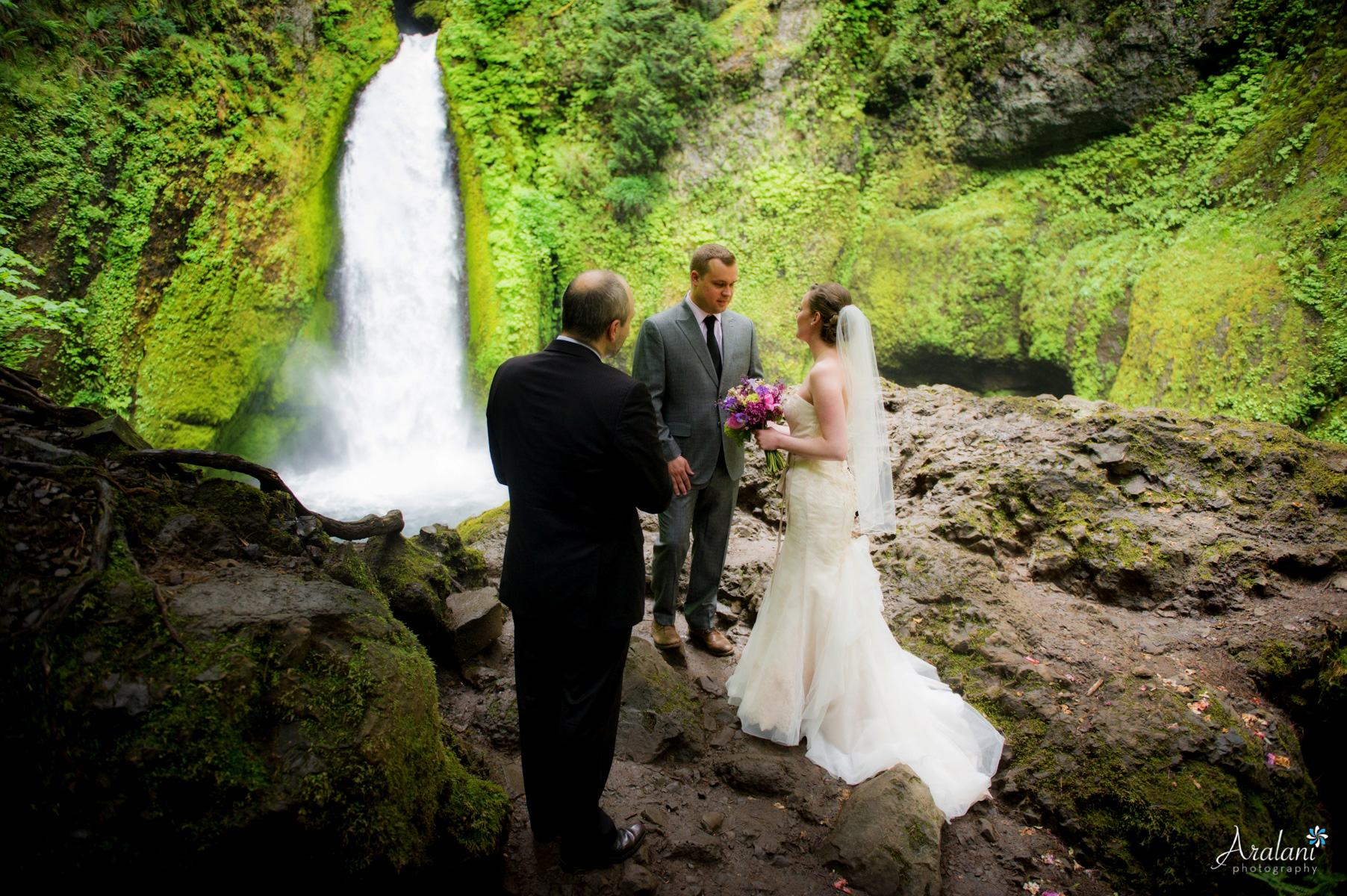 Wahclella_Falls_Elopement0012.jpg