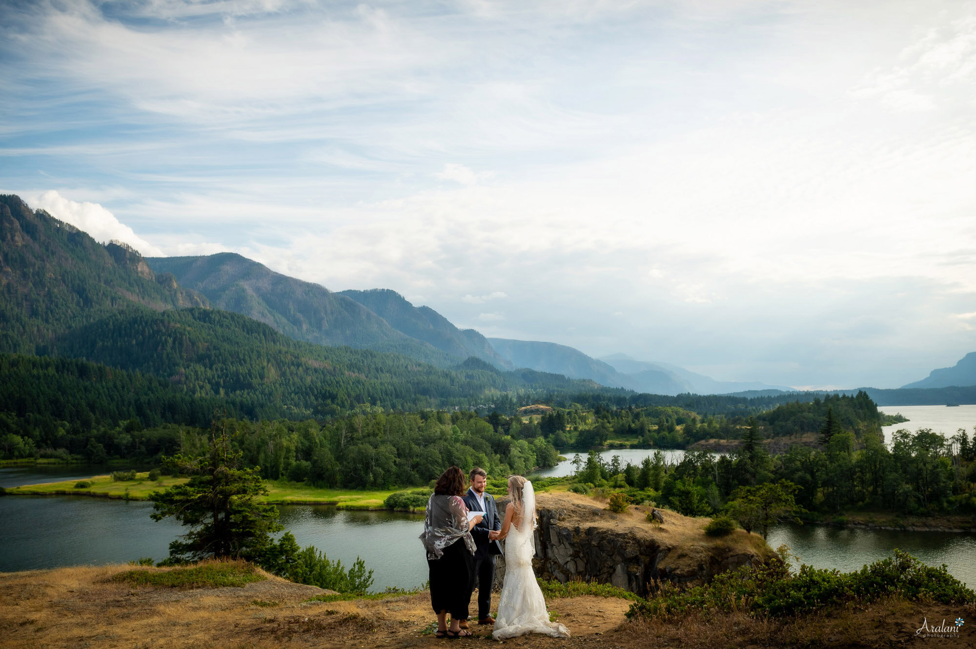 009_Becca-Ethan-001-Government-Cove-Columbia-River-Gorge-Oregon-Wedding-Photographer-Aralani-Photography-Becca_Ethan_W0025.jpg