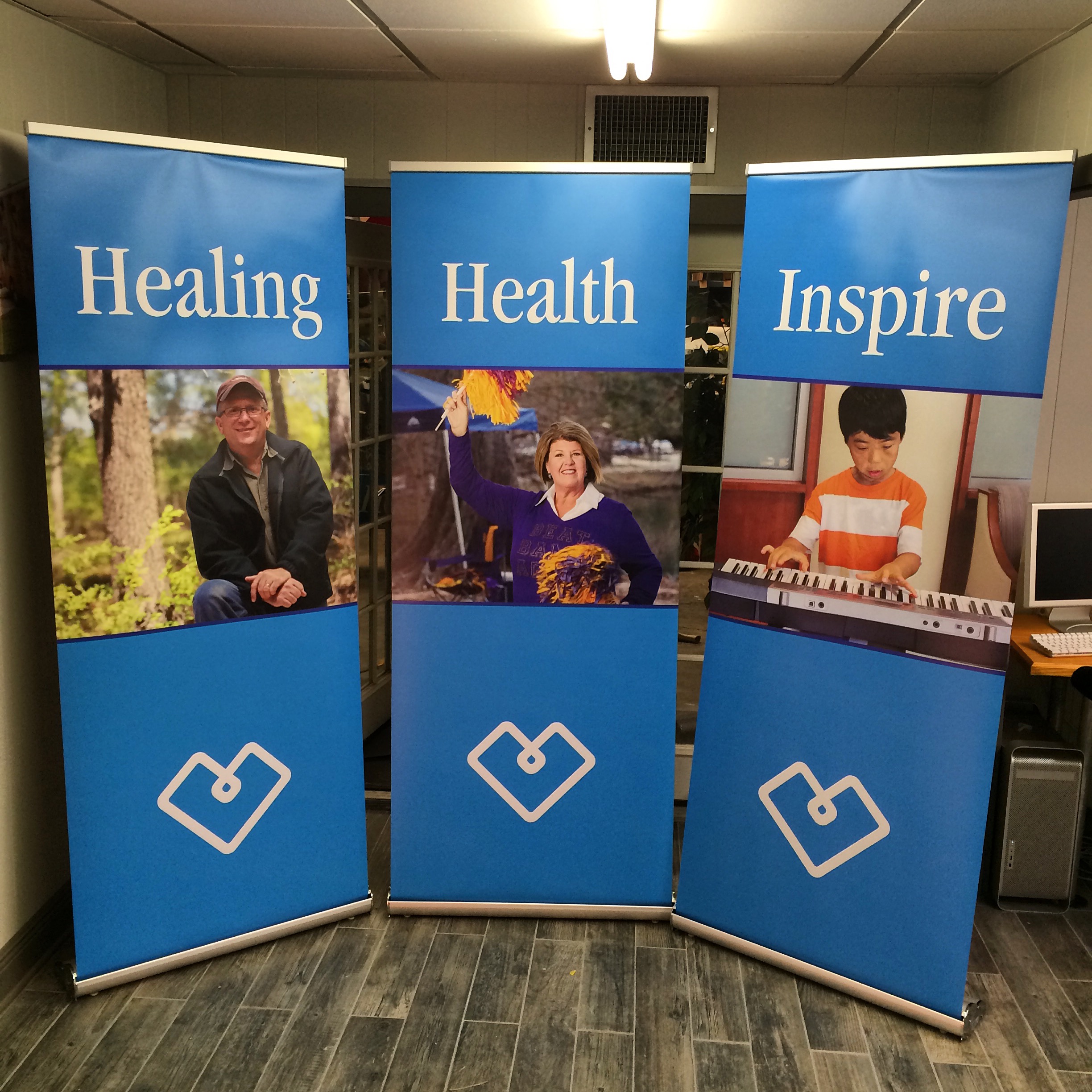 Retractor banner stands