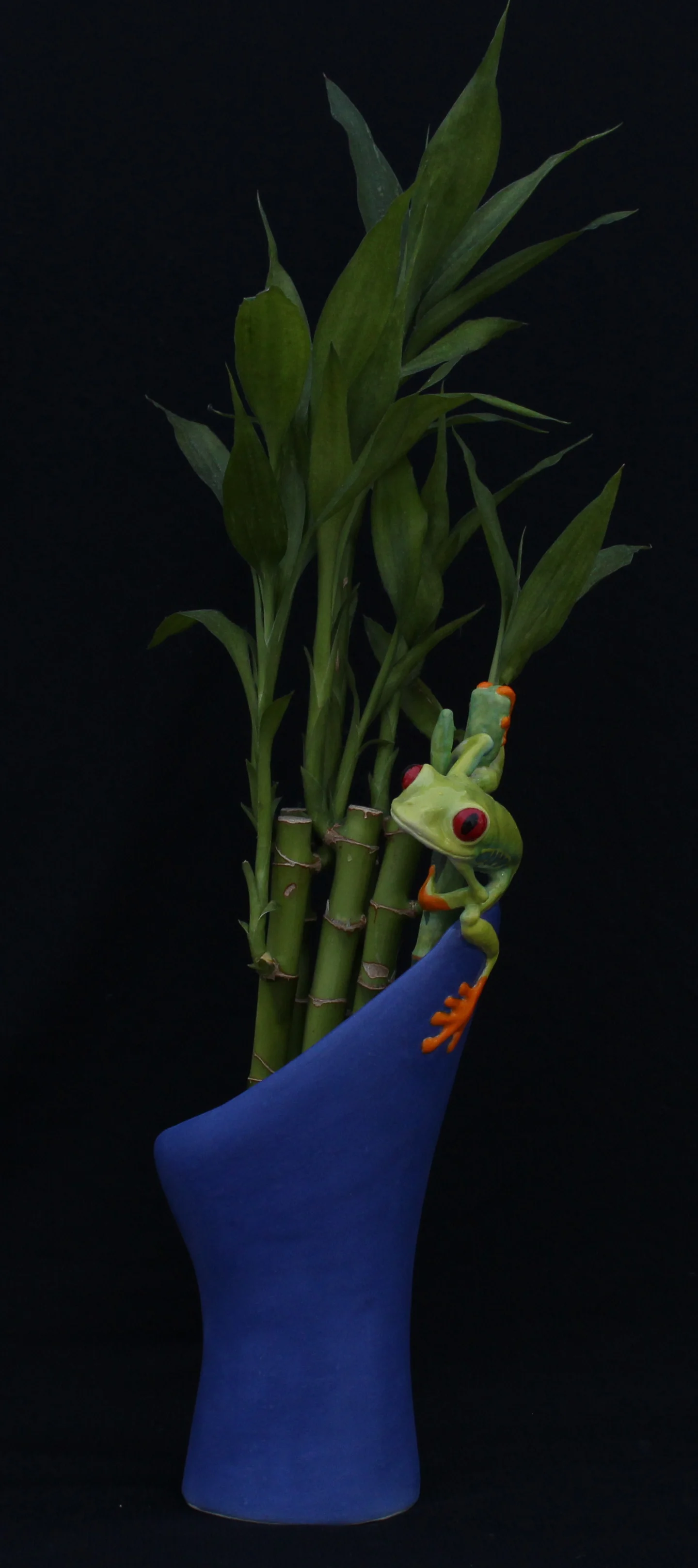 Frog vase blue.JPG