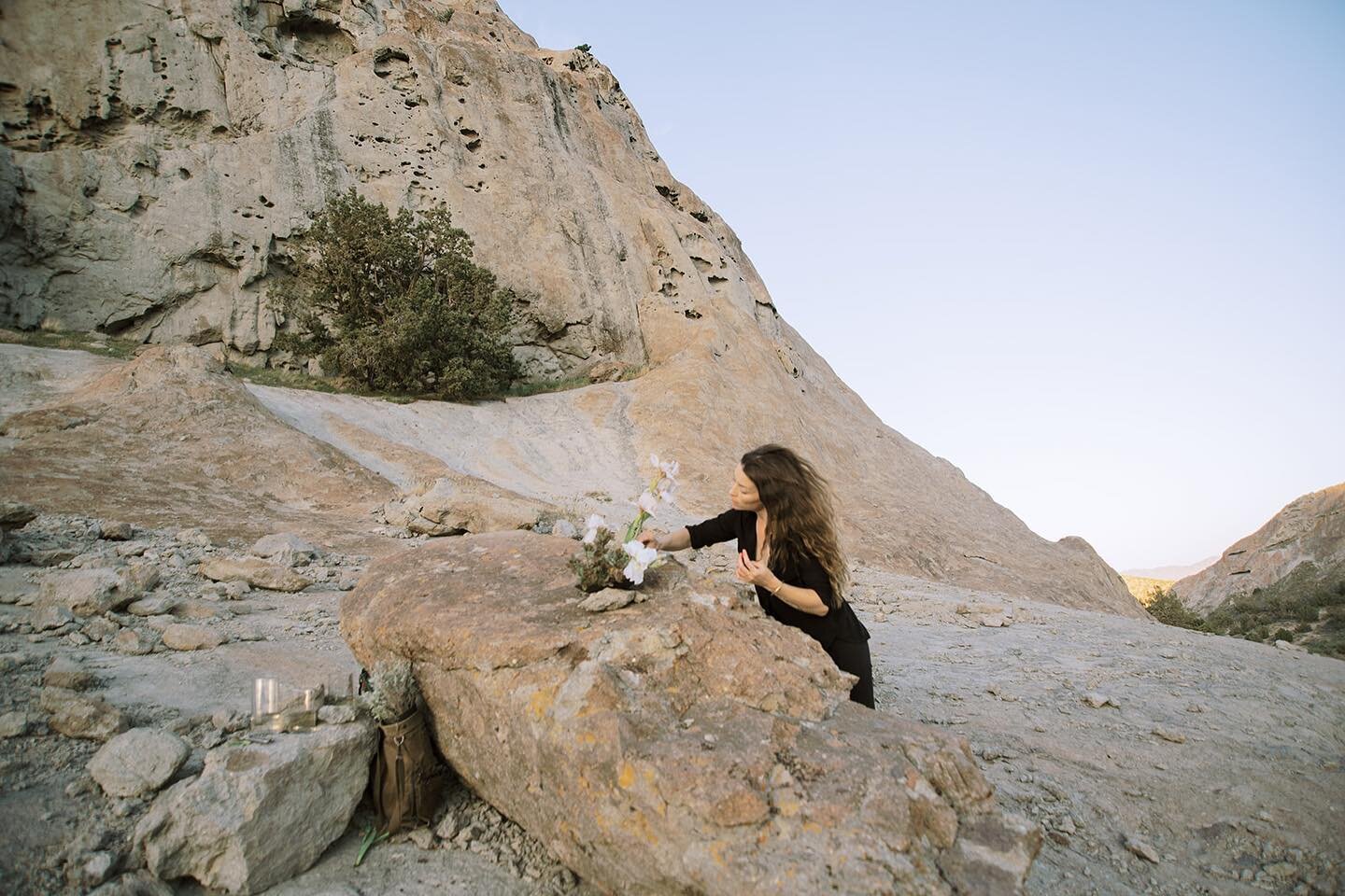 Before any arrangement, I slow myself, and I observe. The curvature of rock, the color, and texture of the landscape, the feeling of the moment, all inform the design.

See the latest at www.wildflora.co/journal

Photo @lexcmarie
For @barebonesliving