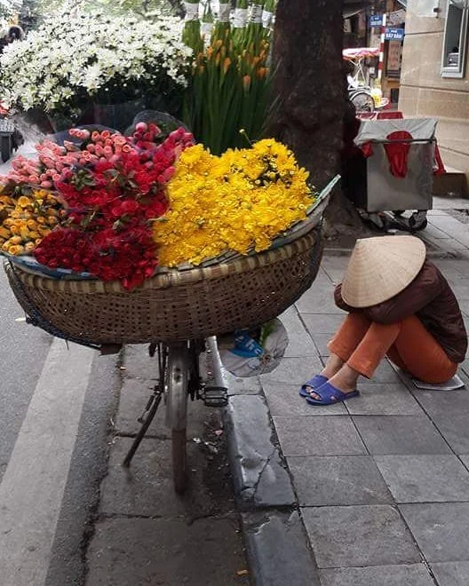 Vietnamese flower girl taking a nap. 
#wanderlust #ilovetravel #writetotravel #instatravelling #instavacation #travelblogger #instapassport #worldtraveler #traveldeeper  #travelstroke #travelling #trip #traveltheworld #igtravel #getaway #travelblog #