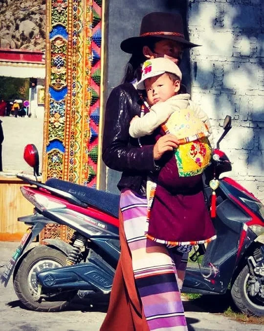Tibet mom 
#travelling #travelblogger #travelingram #traveltheworld #mommy #motherhoodinspired #culture #color #children #kids#travelphotography #traveldeeper #travelpics #traditional