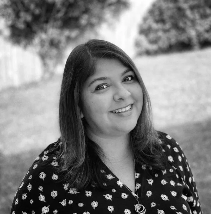 Image of Sarika Coetzee dietitian in black and white. smiling with straight dark hair.