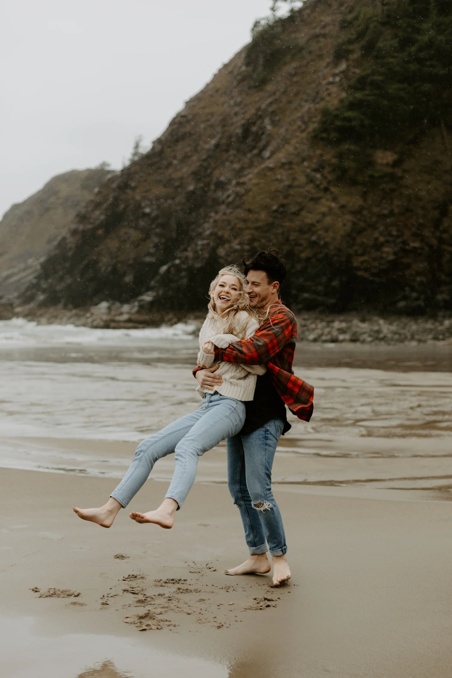rainy-oregon-coast-adventure-couples-photography-2018-05-02_0096.jpg