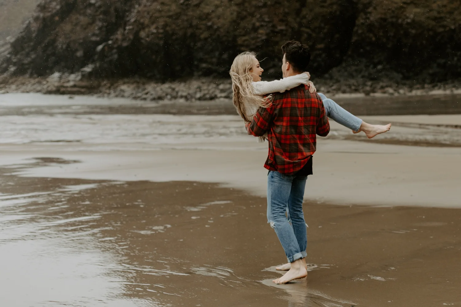 rainy-oregon-coast-adventure-couples-photography-2018-05-02_0099.jpg