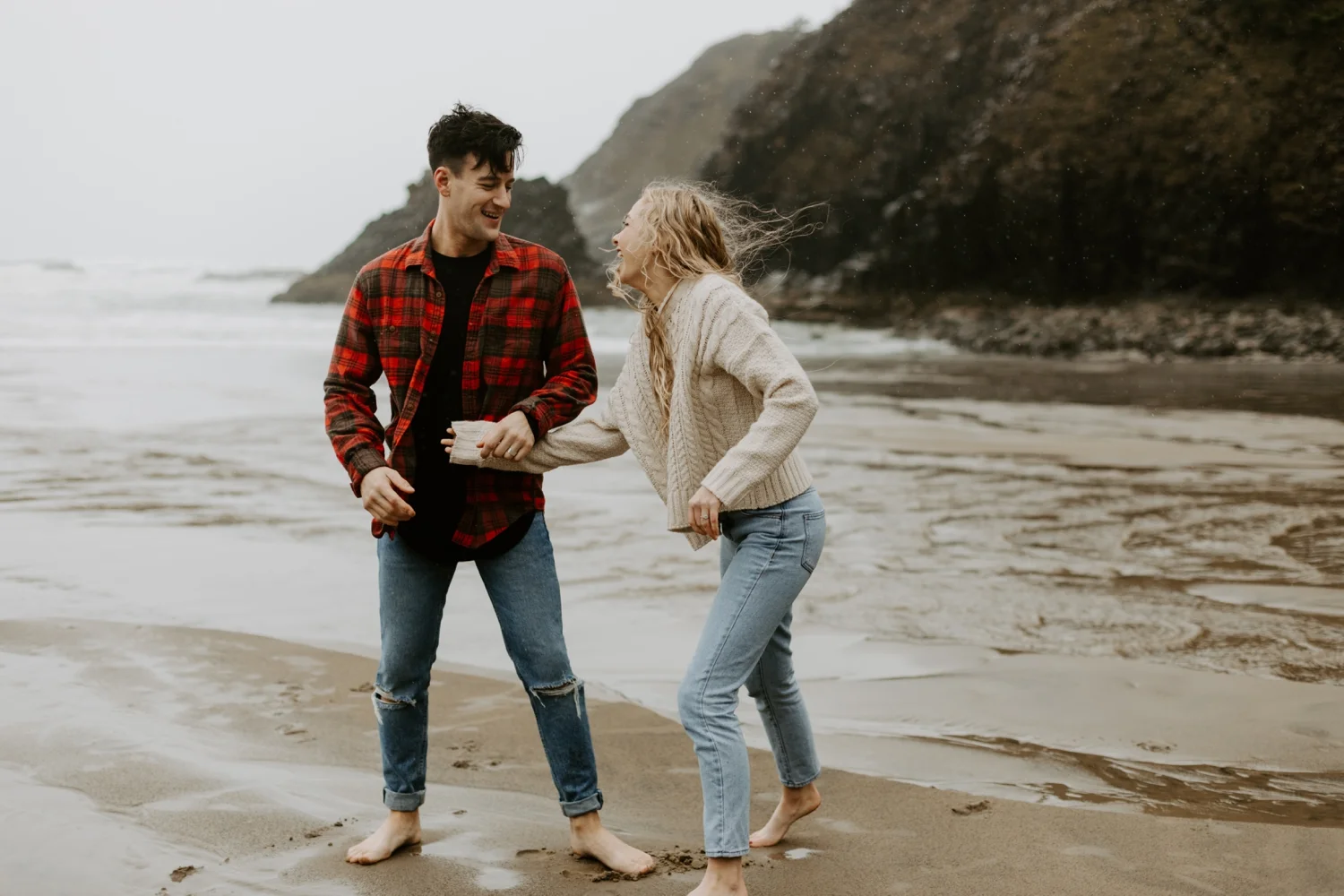 rainy-oregon-coast-adventure-couples-photography-2018-05-02_0101.jpg