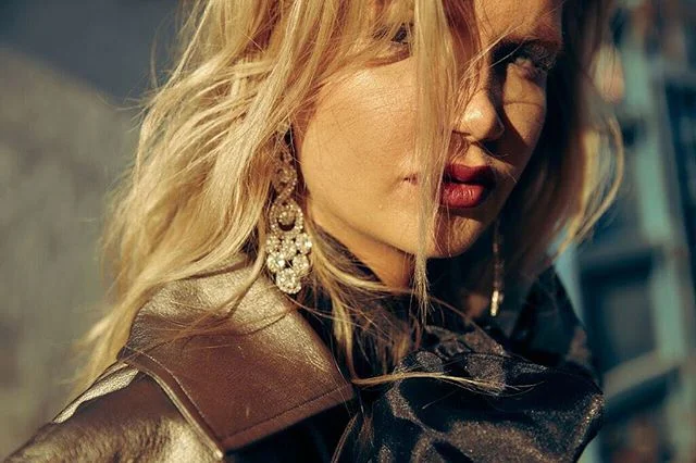 Catching as much vitamin D ☀️☀️☀️ @annalisachristiane in @kellyshin_official coat 🧥 styled by 💓 @bornorigingal ✨✨ #ootd #highfashion #metallic #annalisachristiane #glow #love #fashion #wdywt #photography #cooltones