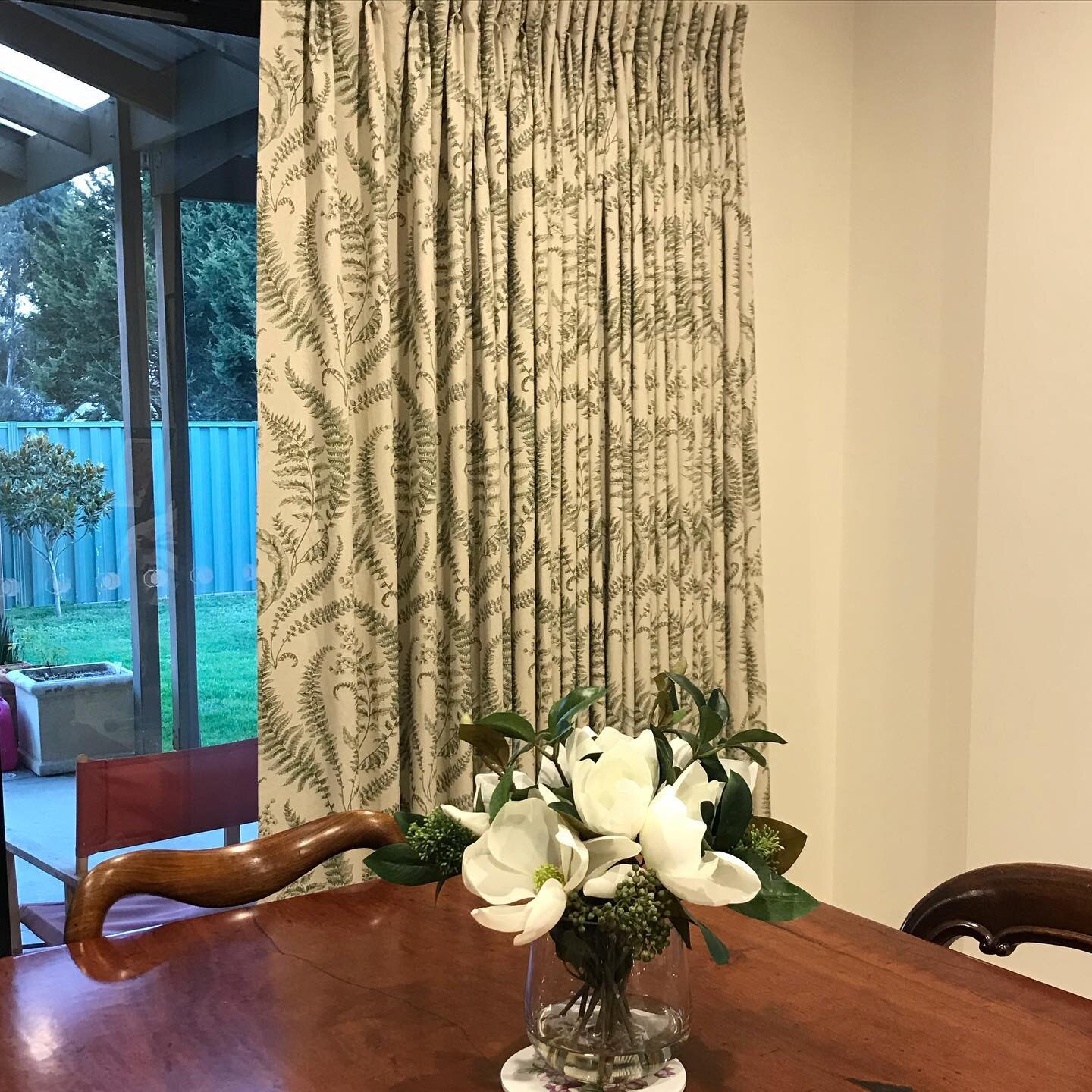 There is something calming about green and nature. These new curtains bring that into this room. A classic for now and the future. #thatspeciallookinteriordesign #clarkeandclarkefabric #classicstyle #beautifulcurtains #fernfabric