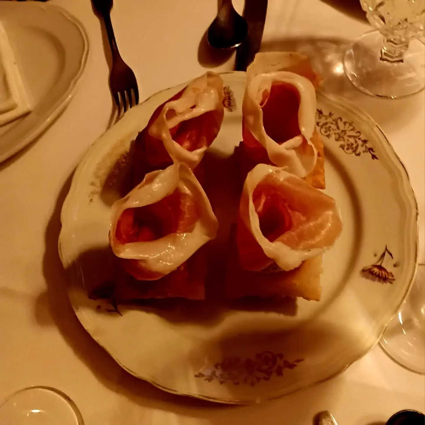 A Fri-yah lunch at the deep, dark and camp @neptunes.grotto 

A small intimate subterranean room with fabulous art @toniclarkestudio discreet service and delicious food.

The prosciutto fritto w/ ricotta was a lovely light &amp; bright way to start o