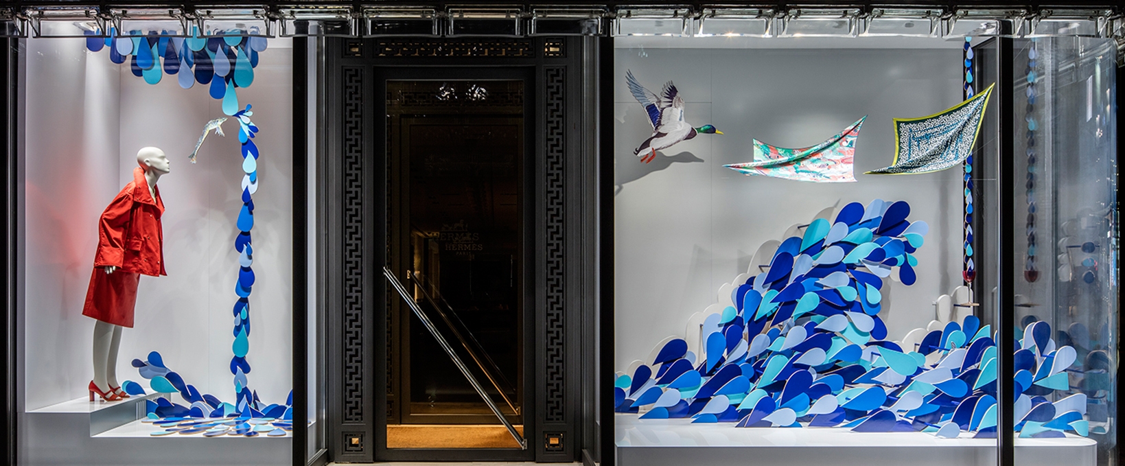 Hermès etalage door Isabelle Daëron. De presentaties zijn telkens unieke installaties waarbij een beperkt aantal producten opvallend worden uitgelicht. Foto: Designboom