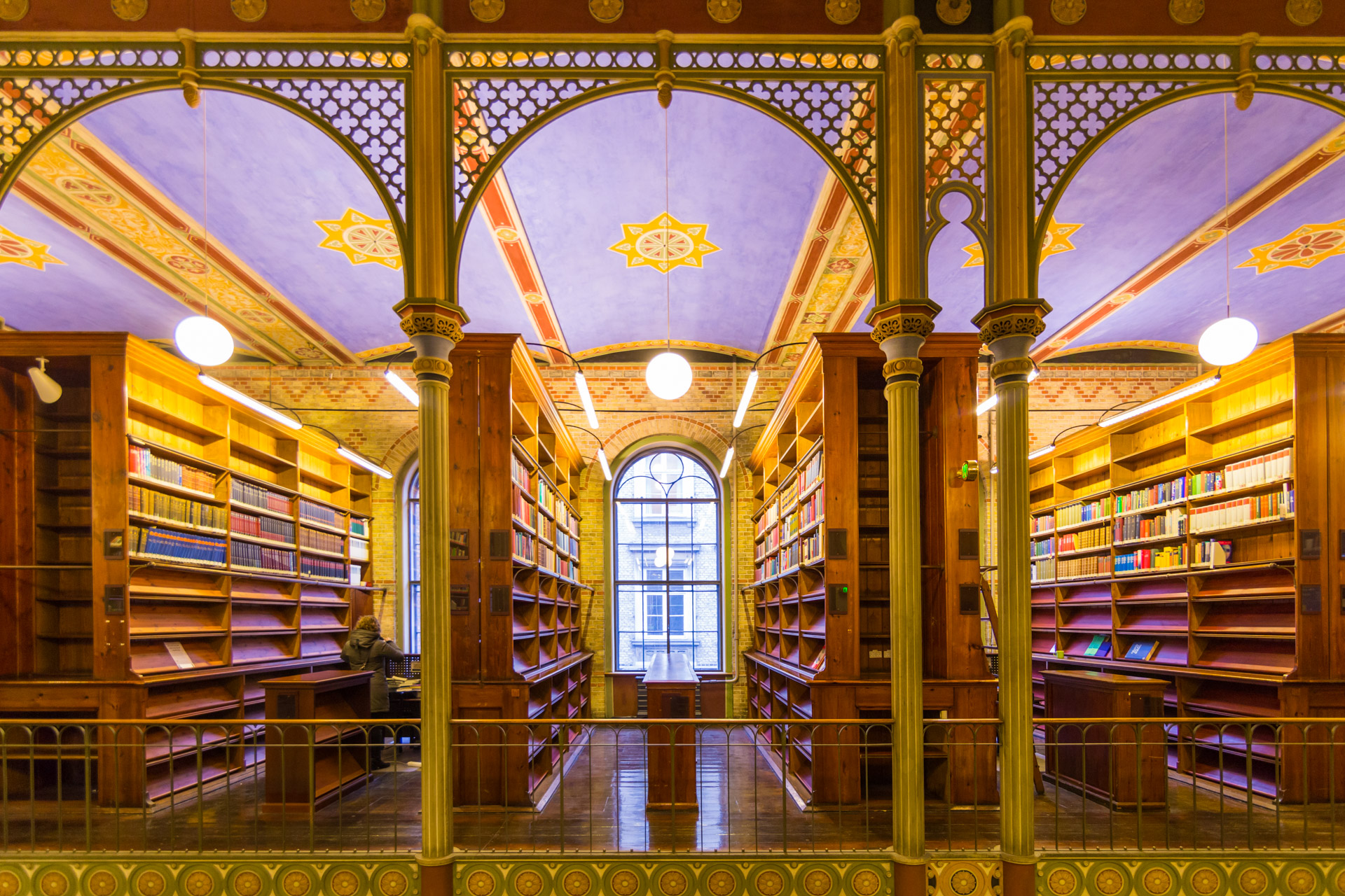 大学の図書館(出典 Flickr )