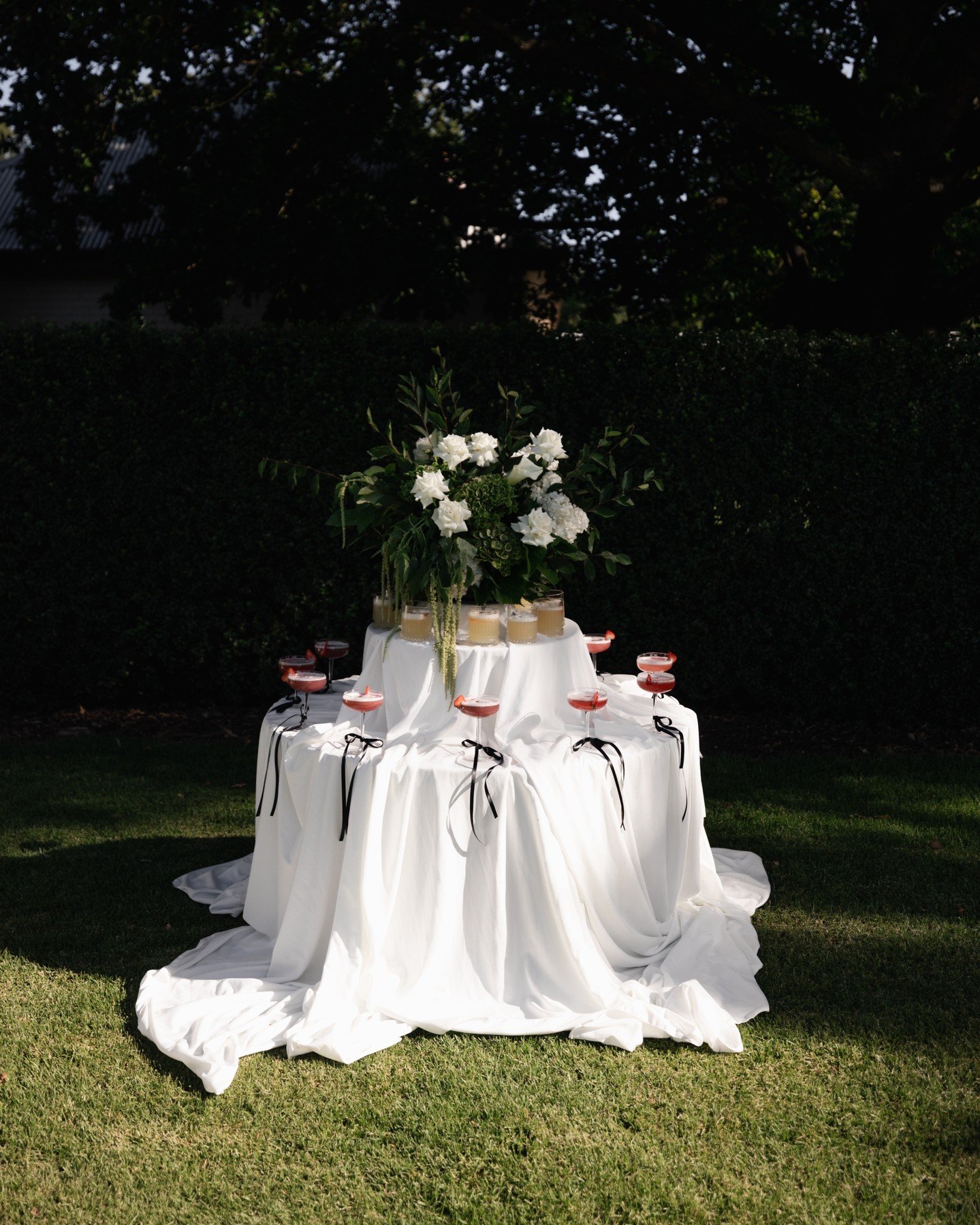 Afternoon cocktails with The Thomson's 🍸 @mewburnpark 

@mewburnpark
@thecreativeco.gippsland
@kellie.eddycc
@pastel.posy
@blaizeandcohairstudio
@archandlou_
@gippslandcakeco
@littleprince_ehb
@neilsons_kitchen