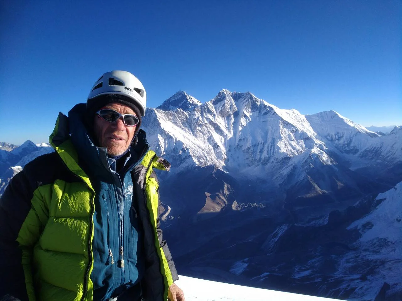 Gorski vodnik IFMGA/UIAGM Franc Pepevnik Aco na vrhu Ama Dablam 6812 m (Foto: Marjeta Brežnik)