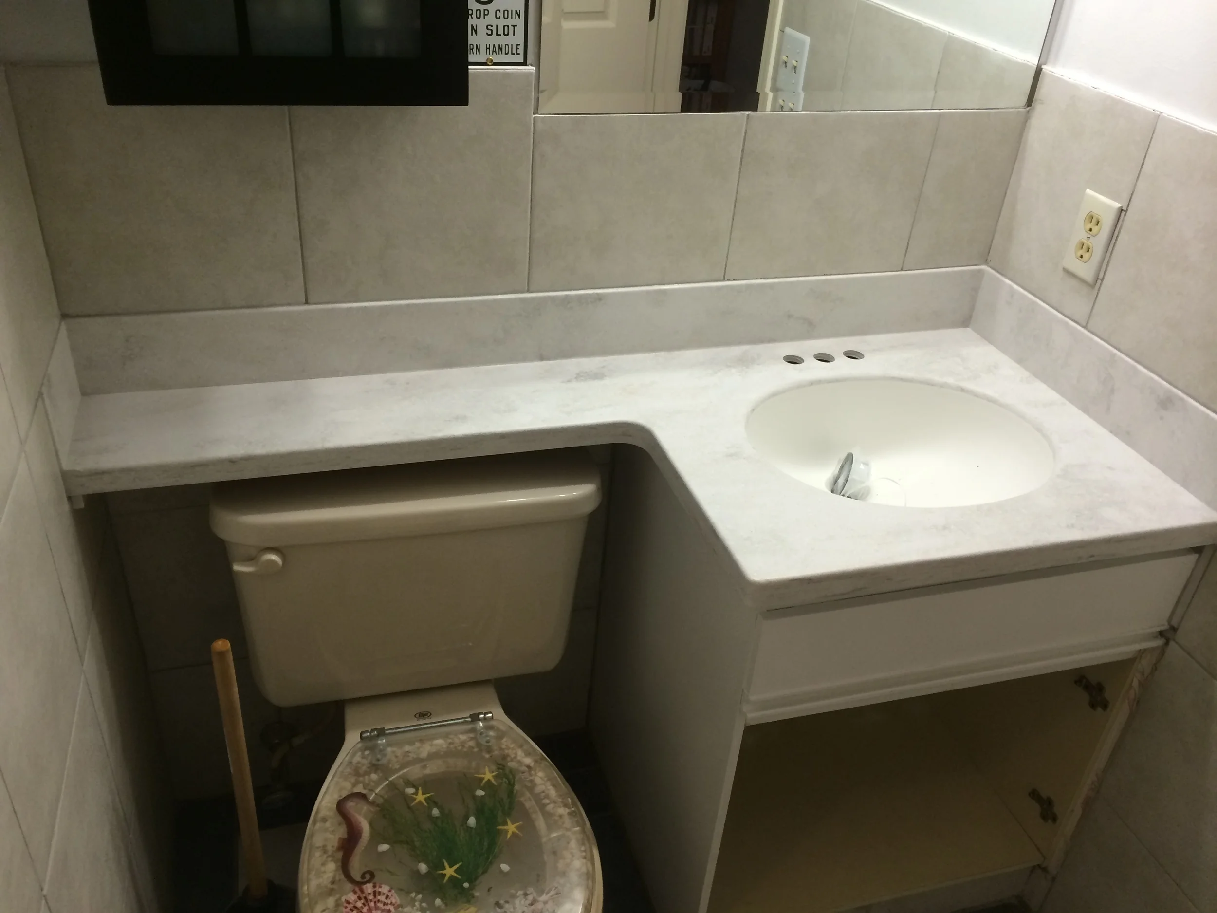  Banjo Corian Top To Utilize Small Bathroom Spaces 