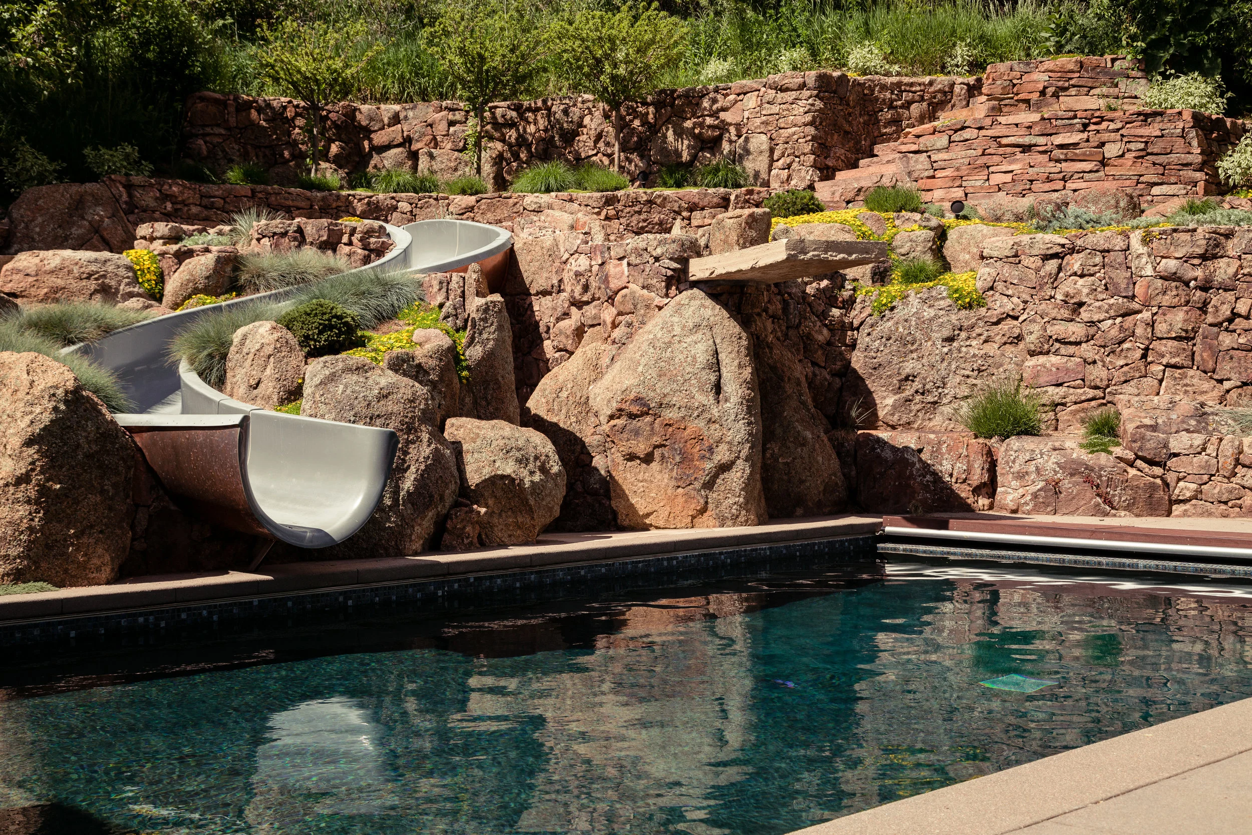 ARAPAHOE HILL Location: Boulder, Colorado Completion: 2018 Collaborators: Swimming Pool Installation: Mr. Pool Landscape Installer: Environmental Designs, Inc. & Watermark Landscape & Design Photo Credit: Logan Manaker